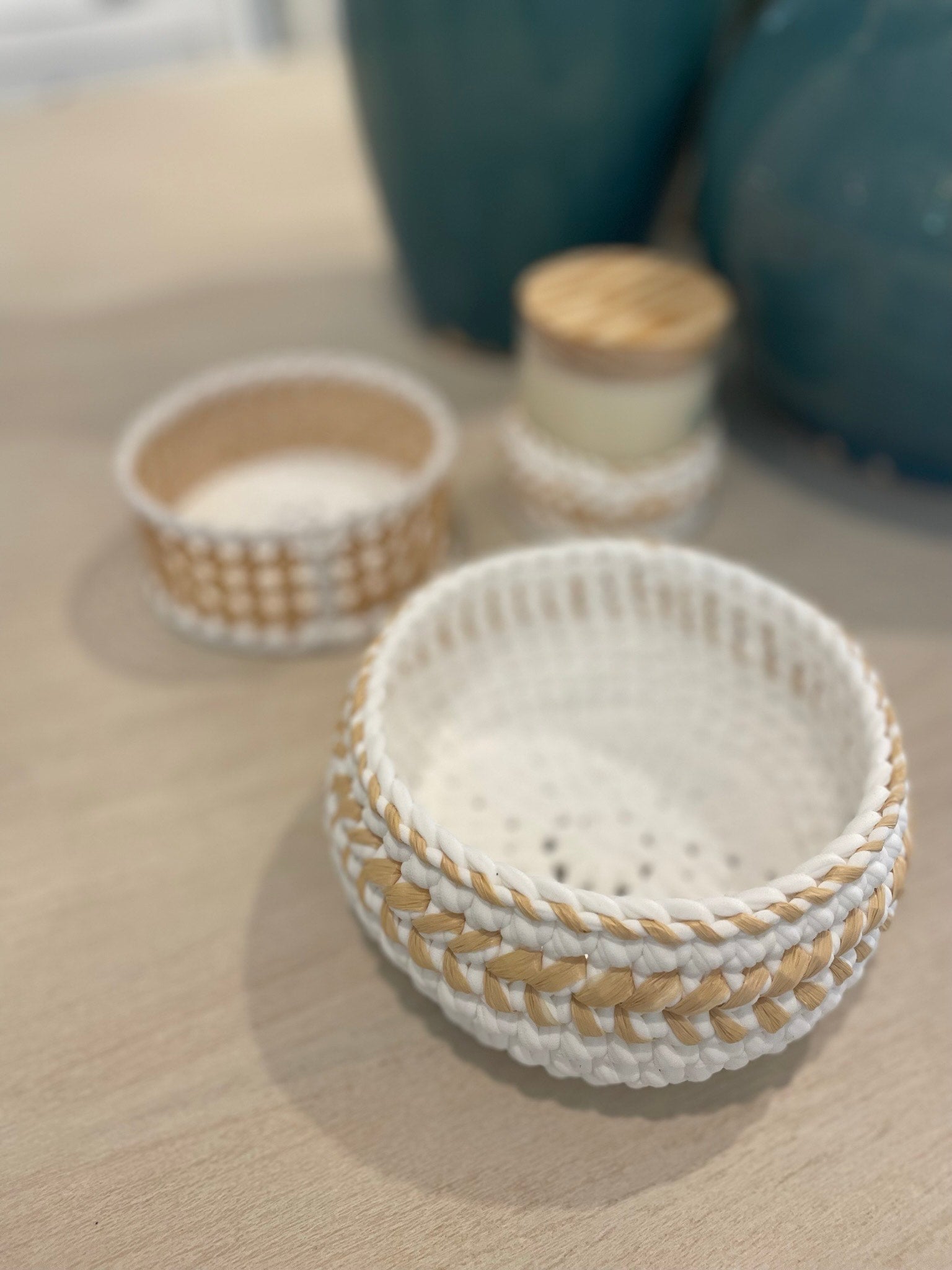 Fishbone basket large with arrow border in raffia fiber