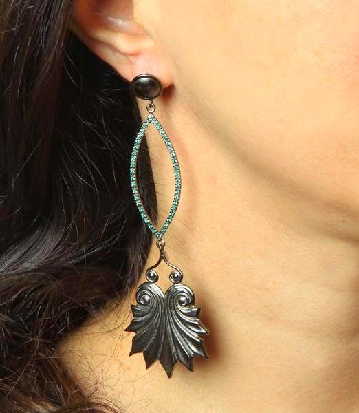 Akrokeramo Pave' by Alexandra Koumba in black mat finish, with green stones